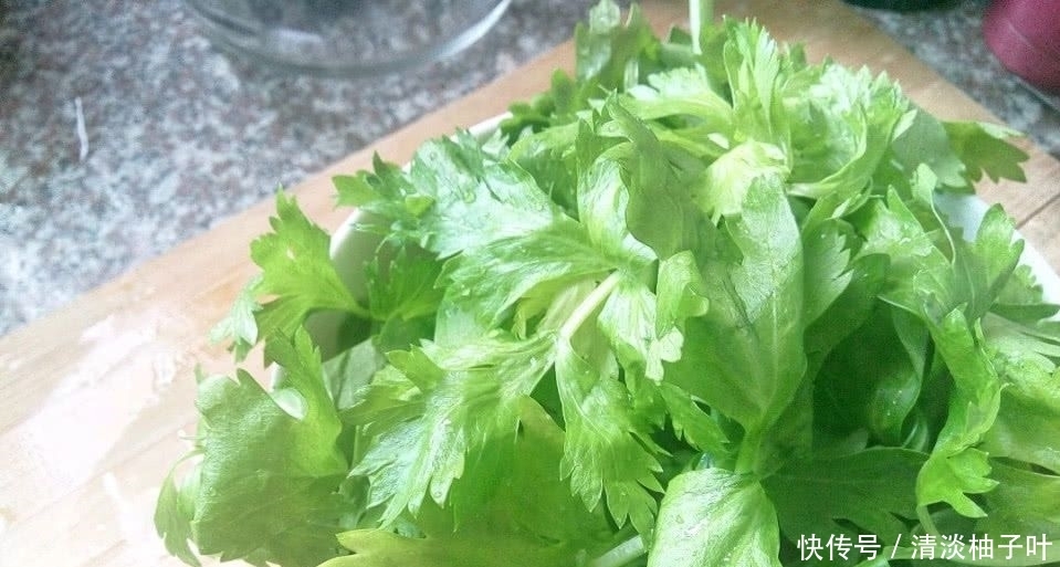 会把芹菜|当许多人吃芹菜时,会扔掉芹菜叶,芹菜叶可以吃吗?