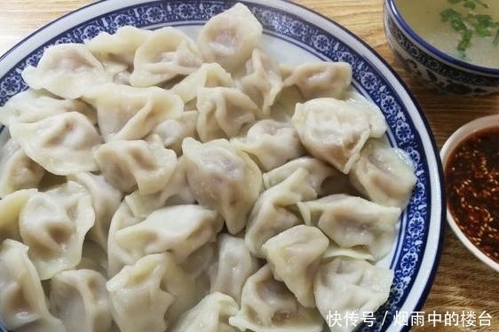 破皮|冻饺子别再水开下锅了,店老板:记住3点,饺子鲜嫩不破皮