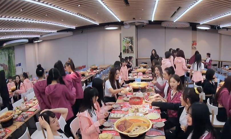  安崎|青春有你2同样是吃火锅，别人只看食材，只有安崎关注点不一样