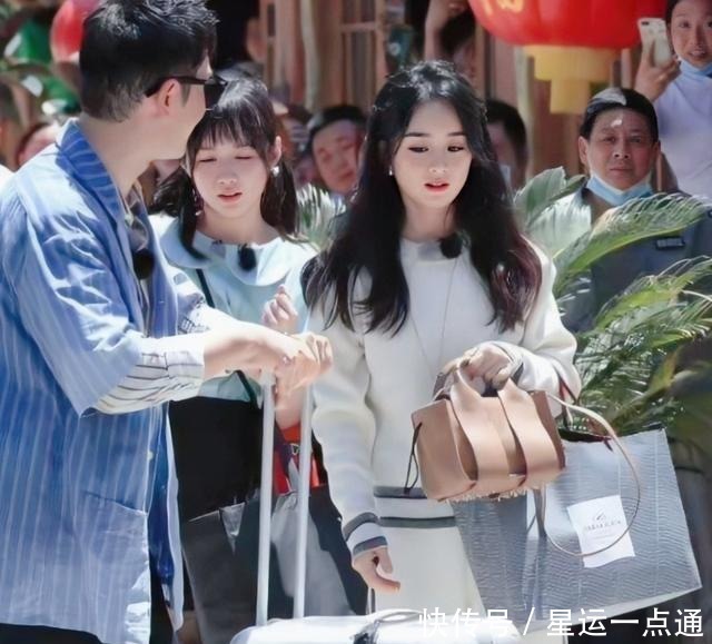  艺人的生图|32岁赵丽颖录《中餐厅》，被路人围观后拍照，这生图我没看错吧