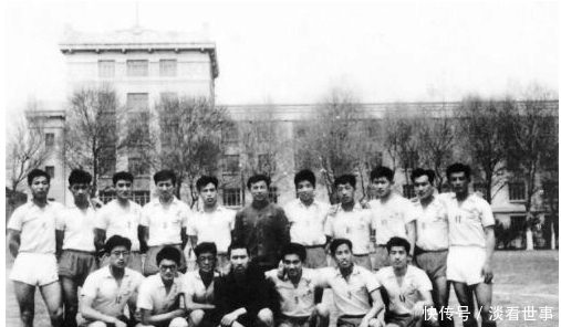 该国|该国皇室太独特, 皇帝在夜总会演唱谋生, 太子在酒店登基称帝