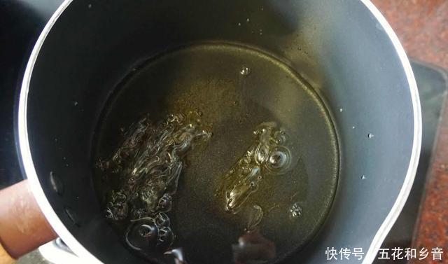  芒果|女儿生日说要吃慕斯蛋糕，我给她做了可爱的卡通蛋糕，她开心极了