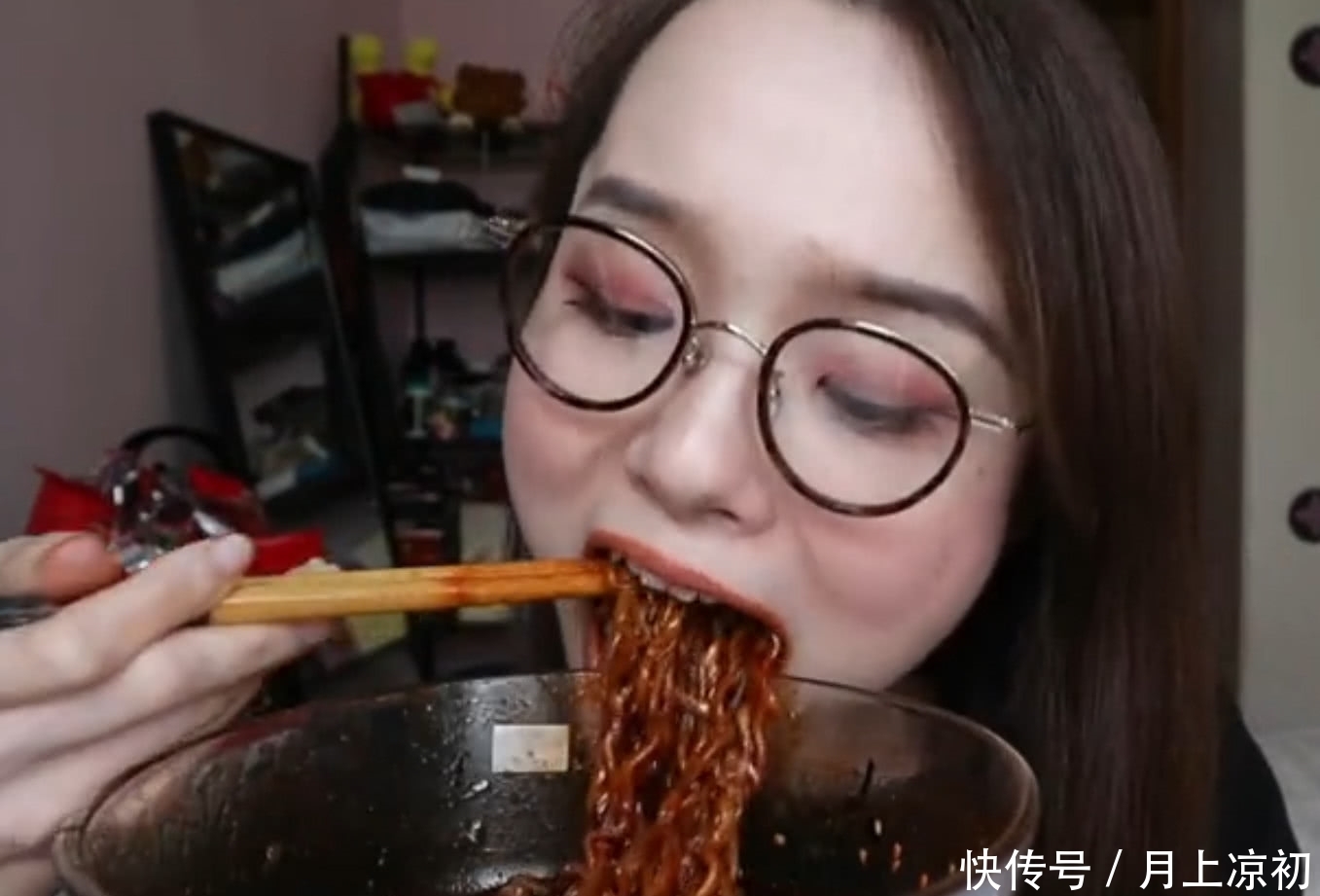 厌恶|女子直播忘记关摄像头,随后女子的行为让粉丝都生出了厌恶之情