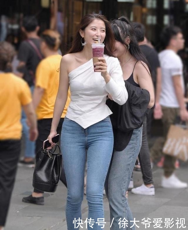 设计|一件白色的收腰斜肩上衣，展现出个性又不失青春活力的美