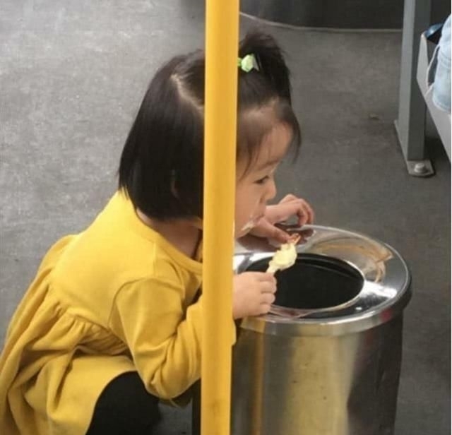 走红|3岁小女孩公交车上吃雪糕，照片走红网络，获得网友纷纷夸赞