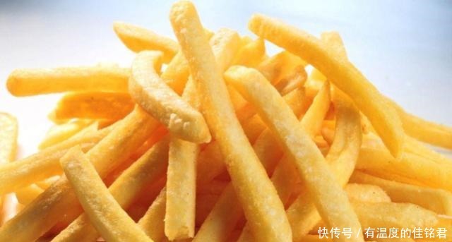 薯条|炸薯条时,需要先焯水吗大厨教你一招,薯条又香又酥不回软!