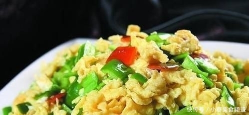  小编知道|青椒炒蛋先放青椒还是先放蛋？很多人不知道，难怪鸡蛋不嫩不入味