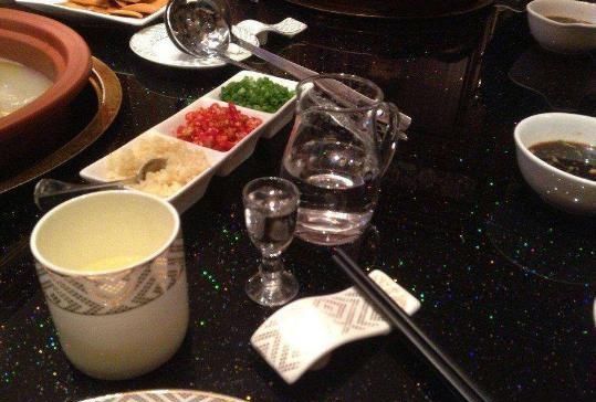 杯水|喝白酒时,为何手旁边要放“1杯水”老酒鬼不会说出其中奥秘