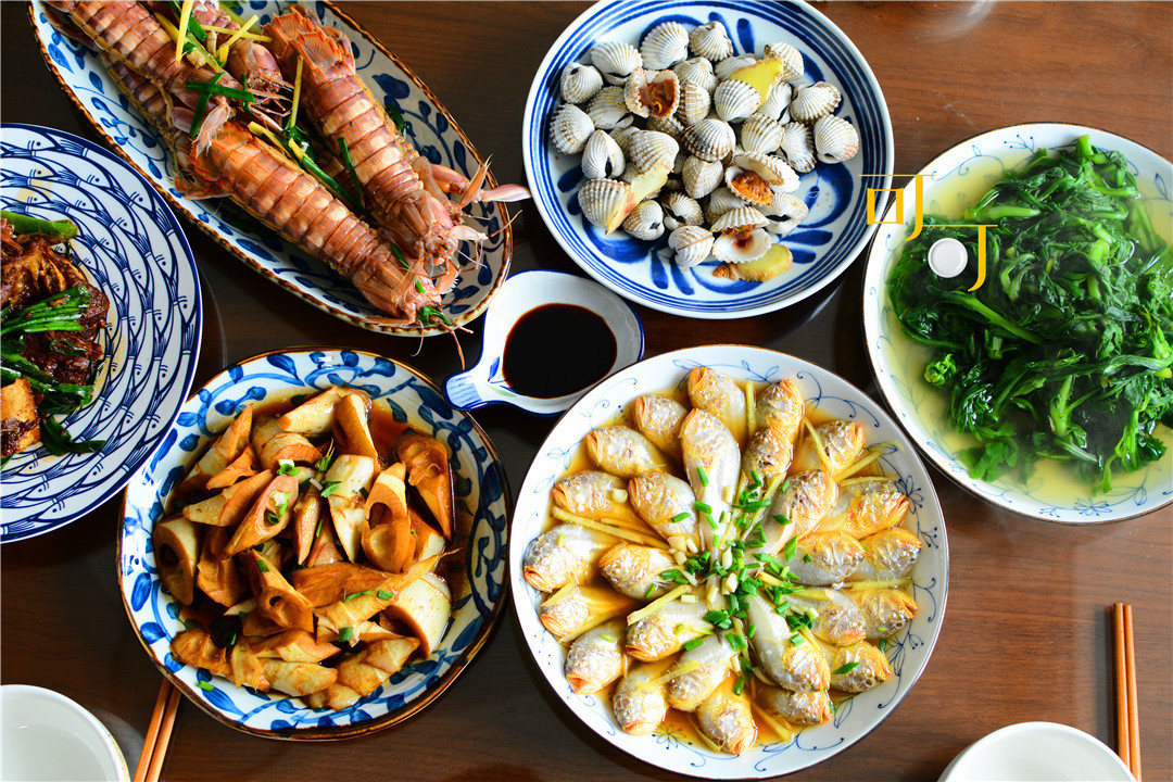  午餐|我家周末午餐，四个人六个菜，三个是海鲜，真是有口福