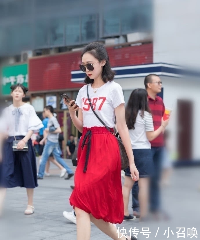  比例|街拍：浅色连衣裙穿美女身上，勾勒出女性黄金比例，尽显女神魅力