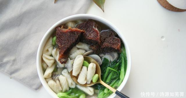 耳面|是猫耳朵还是面条鱼,这是一道美味的绿色蔬菜和蘑菇猫耳面