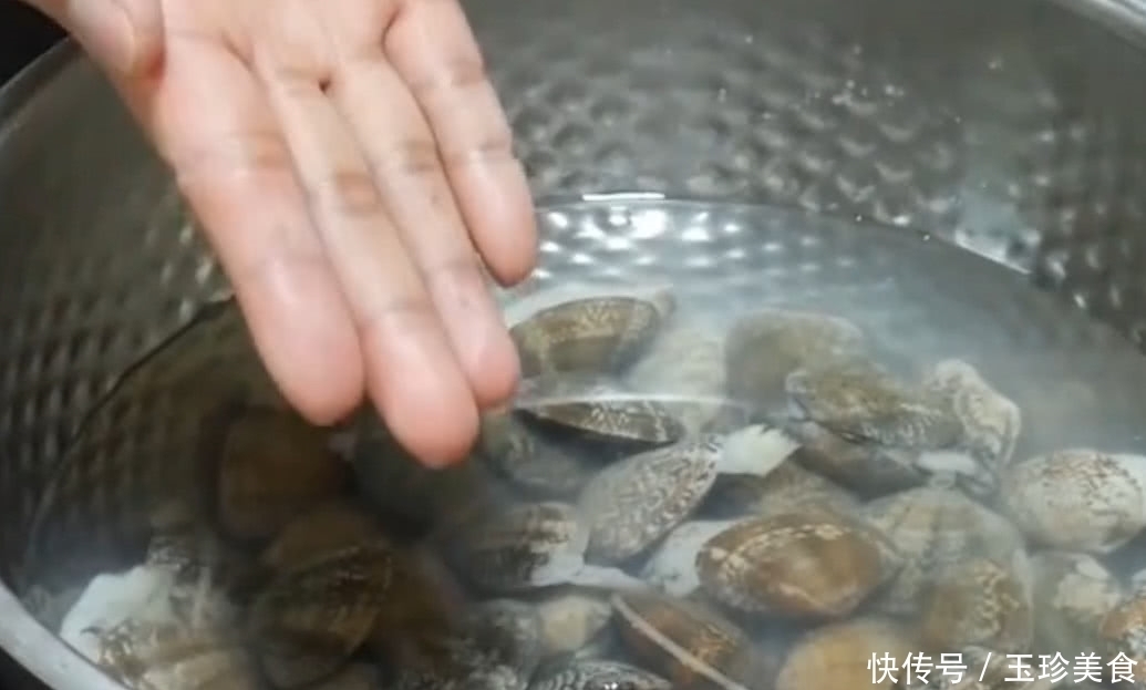 吐沙|花甲店老板透露:洗花甲时这么做,就会疯狂吐沙,拦都拦不住!