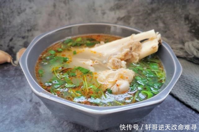 浓肉|做羊肉汤时,千万别乱放调料,记住两点,羊肉汤浓肉香还不膻