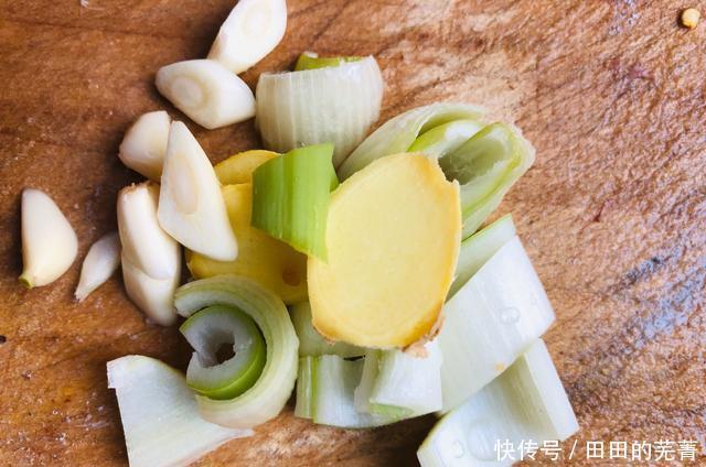 肉质|你炖的鲅鱼又腥肉还老别直接加水炖,2个小秘诀,鲜香无腥味