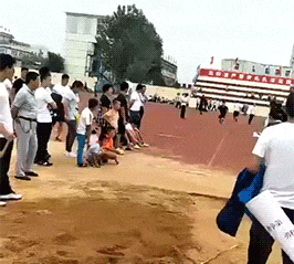 嫂子|搞笑GIF:大哥出差,嫂子让我去包饺子,我该带点什么呢