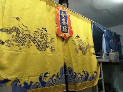 搞笑|搞笑GIF:妹子你贴这样的贴纸,你不怕出门就被撞呀