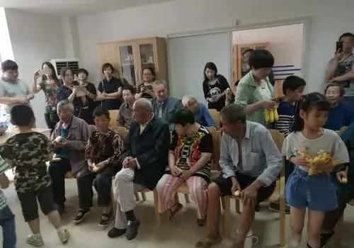 让座|小学生给老人让座，书包忘拿，被老人一把摔到地上，孩子哭了