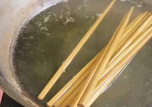 不用|筷子用清水洗,比不洗还脏学会一招,筷子一辈子不用换