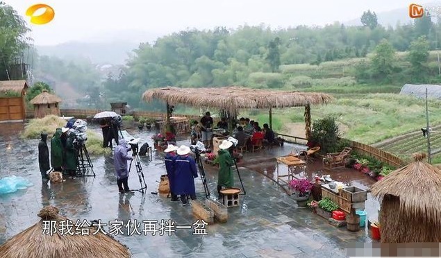 剩菜|应采儿黄磊给工作人员吃剩菜,一个被赞一个被骂,网友人品差距