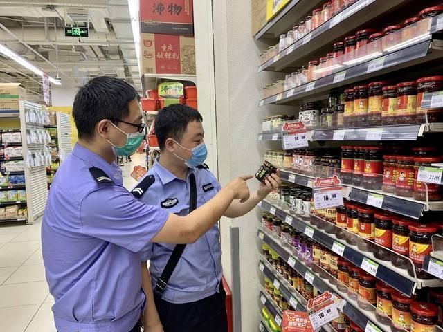  玻璃瓶|楼下路人被砸骨折、脑震荡警方沿着一瓶牛肉酱玻璃瓶找到肇事者