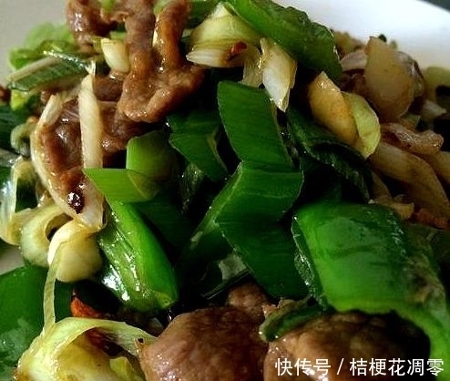 光盘|家常大葱炒牛肉这么做才有营养,鲜嫩香可口,上桌就光盘
