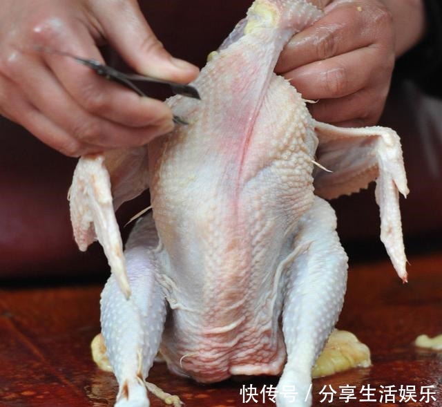 大厨|鸡肉焯水是大忌,不管鲜鸡还是冻肉,大厨教你这样做,鲜嫩有营养