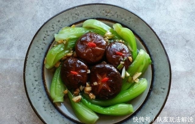 香菇|香菇与油菜简直天生一对,是维生素宝库,多加一个步骤翠绿又美味