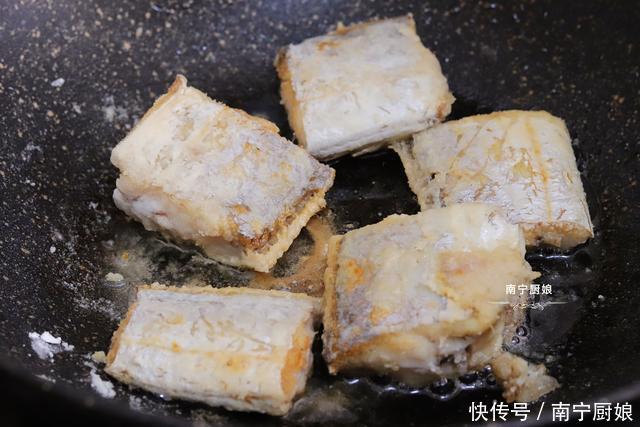 下锅|煎带鱼时,下锅前多做这一步很重要,煎出来不破皮,入味还没腥味