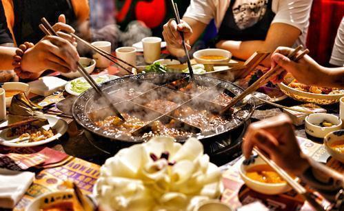 刀叉|各国一起吃火锅，中国人拿筷子，美国人拿刀叉，看到印度人，懵了