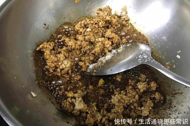 将茄子|炒茄子直接放油大厨第一步就错了，不油不黑这样做