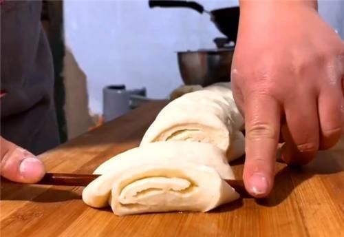 油炸|教你一个面粉新吃法,不用油炸不用蒸,出锅吃光光,给肉也不换