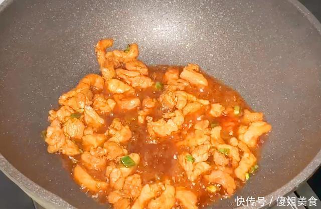  发黑|炒茄子先放油是不对的，饭店大厨：茄子不油不发黑，有诀窍