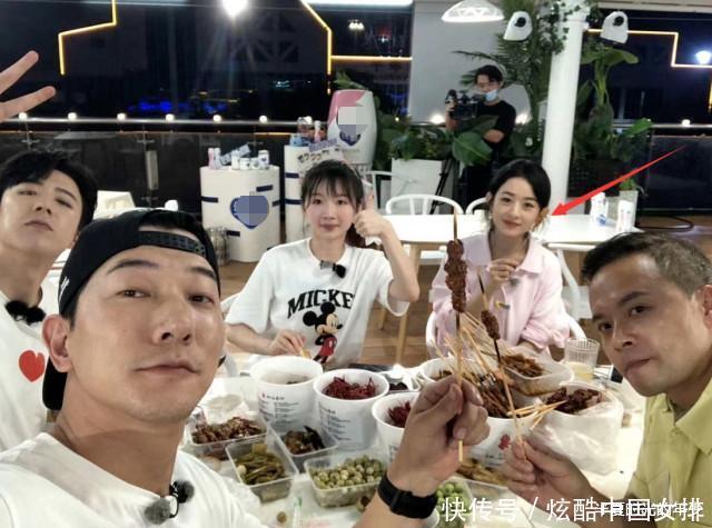 烧烤|中餐厅赵丽颖吃烧烤,有谁注意她手中拿的啥这才是自律的表现