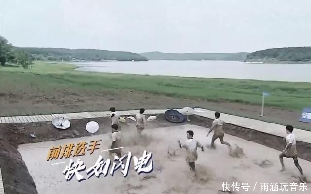  撑伞|跑男们这次太拼了，泥潭中撑伞奔跑，李晨蔡徐坤等被溅一脸泥