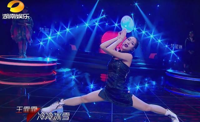 王智|王霏霏劈叉动作撞车王智,王智都看懵了,这个临场反应彰显情商