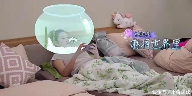 满面|这综艺节目摄像师毫无求生欲,女明星刚起床油头满面,直接怼脸拍
