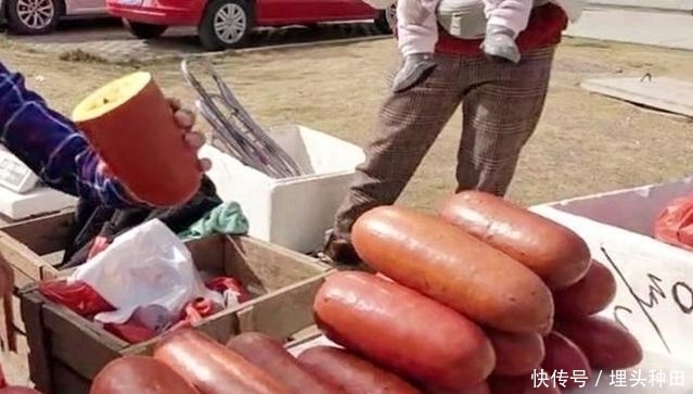 香肠|大叔街边摆摊卖巨型“香肠”,小伙买了一根,大叔切开后爆笑不止