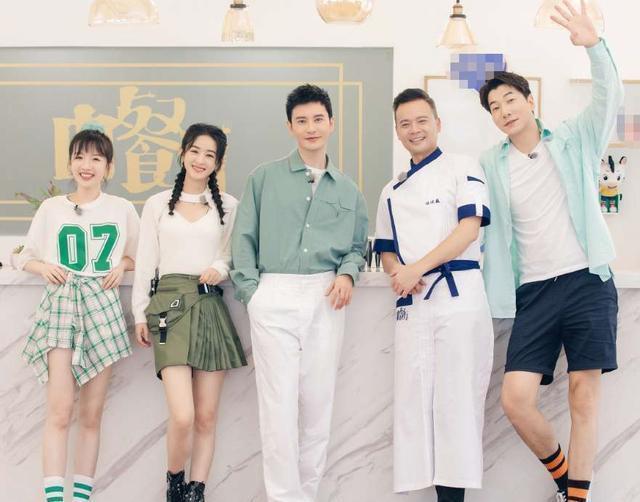  中餐厅|《中餐厅4》晒全家照，赵丽颖复出强占C位，杨超越女团梦不灭？