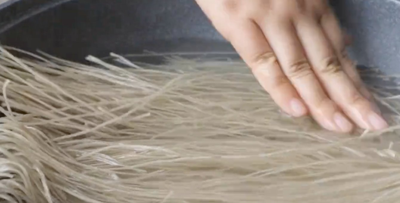  炖着|粉条不要炖着吃了，咱们换个新吃法，一口酥脆，一碗下去真舒坦