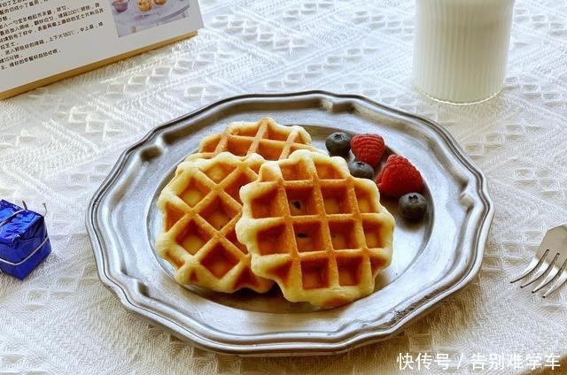华夫饼|自制红豆华夫饼,无需泡打粉,个个松软香甜,比面包好吃还简单