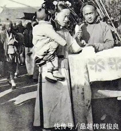 漂亮|真实老照片:晚清逛街的满族女子,第4张素颜照就挺漂亮的