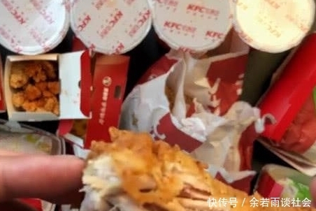 份全家桶|家长不在家,点了肯德基最贵的外卖,网友:这不是我认识的那个桶