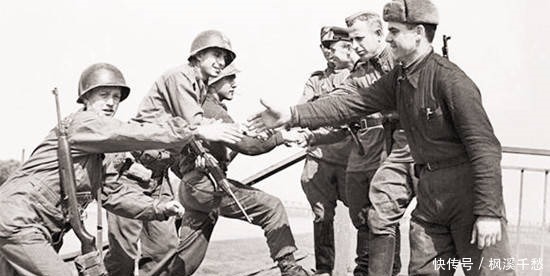 美军|二战著名摆拍照片,图1鬼子吓到了小女孩,图5是最浪漫的一瞬间