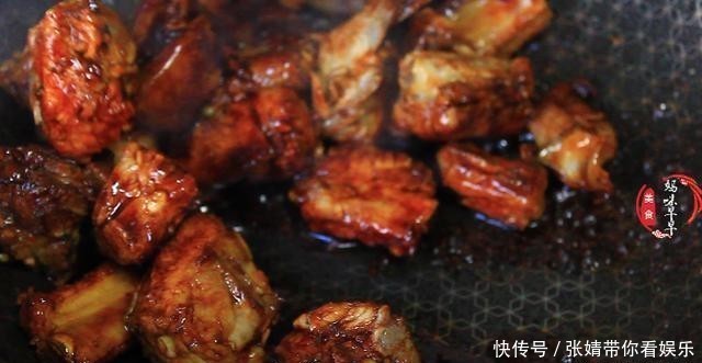 排骨|排骨焖饭怎么做好吃?告诉你正确做法,肉香不腥,米饭软糯入味