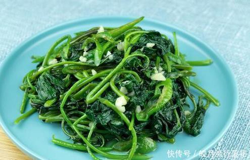 翠绿|炒青菜时,直接下锅是不对的,掌握3个小窍门,青菜翠绿不出水