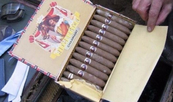 男子|男子在祖坟里挖出个大铁箱，打开一看，让人惊讶不已