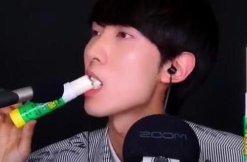 偷吃|学生党敢“放肆”偷吃的零食,认出来画笔巧克力,却被固体胶骗了