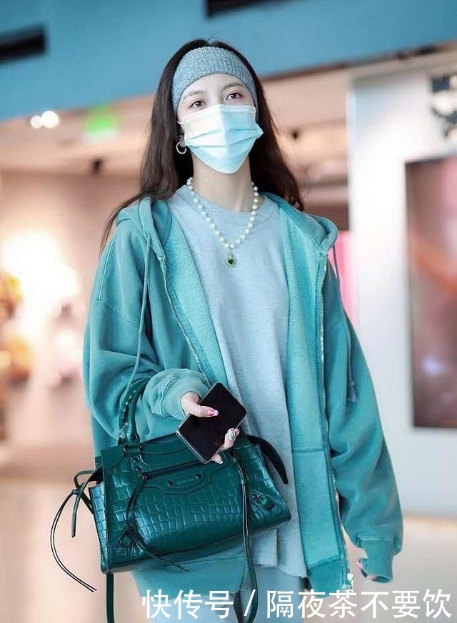 美真|刘雯的美真特别,穿一身“老爸风+珍珠”,又飒又时髦谁也比不过