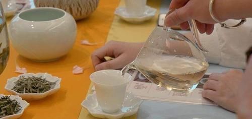 矿泉水|大学生发明“矿泉水球”,1毛钱1颗,颠覆平时的饮水方式
