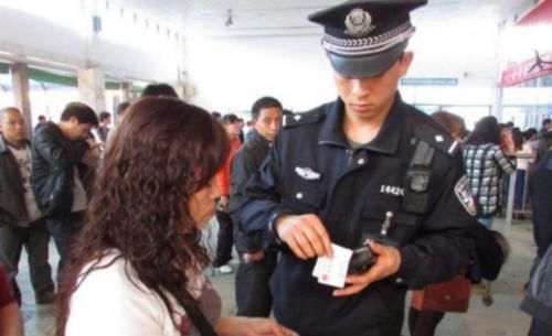  火车站|在火车站遇到警察要检查你的手机，可以拒绝吗民警说出大实话